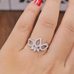 انگشتر نقره زنانه مجلسی با نگین های برلیان و باگت 3.6 گرمی نقره اصل 925 - Image 3