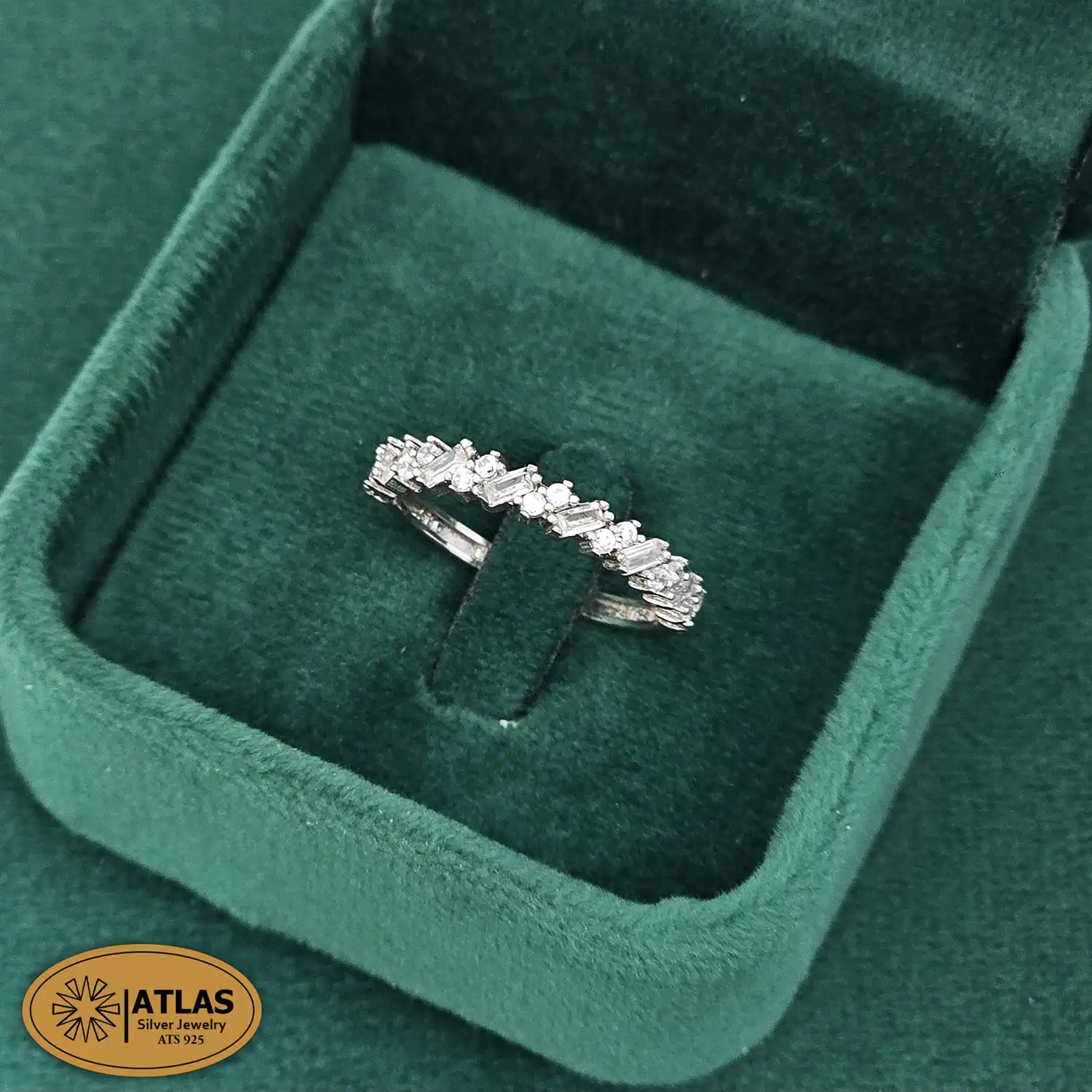 انگشتر نقره زنانه مجلسی با نگین های برلیان، باگت 1.8 گرمی نقره اصل 925