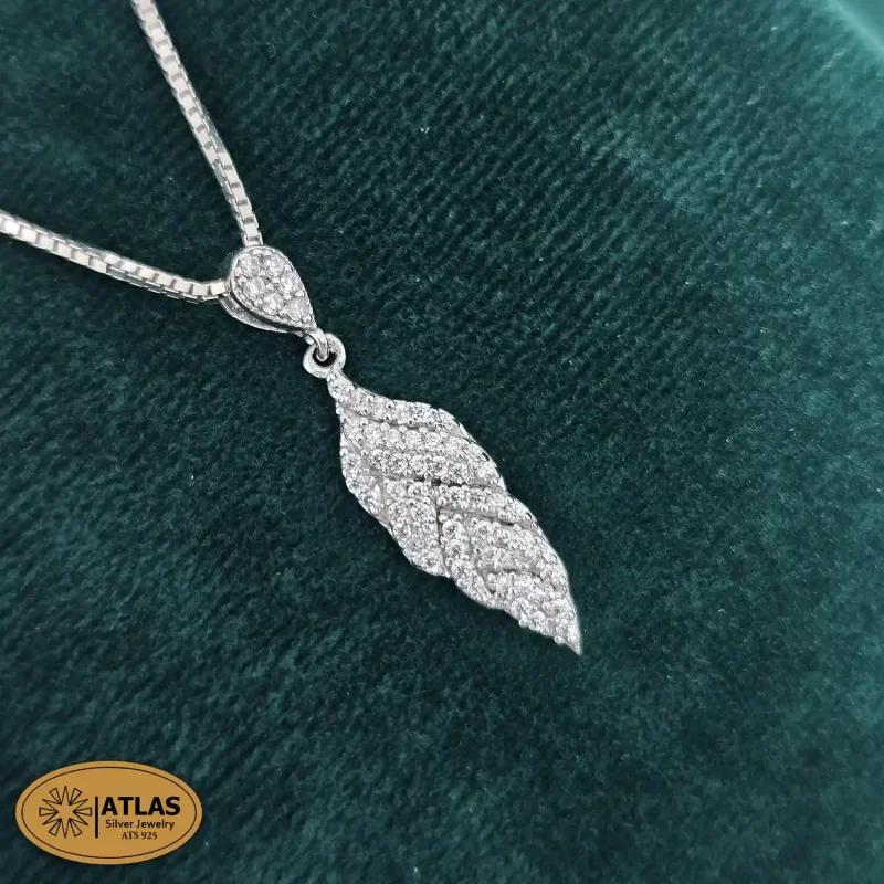 معرفی 6 تا از پر فروش ترین نیم ست نقره زنانه و دخترانه 11 نیم ست نقره جواهری زنانه با نگین های برلیان 5.2 گرمی نقره اصل 925
نیم ست زنانه