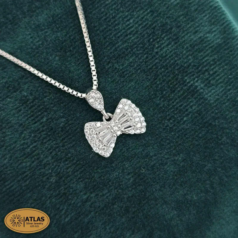 معرفی 6 تا از پر فروش ترین نیم ست نقره زنانه و دخترانه 3 نیم ست نقره پاپیون با نگین های برلیان و تیپرز 6.1 گرمی نقره اصل 925
نیم ست زنانه