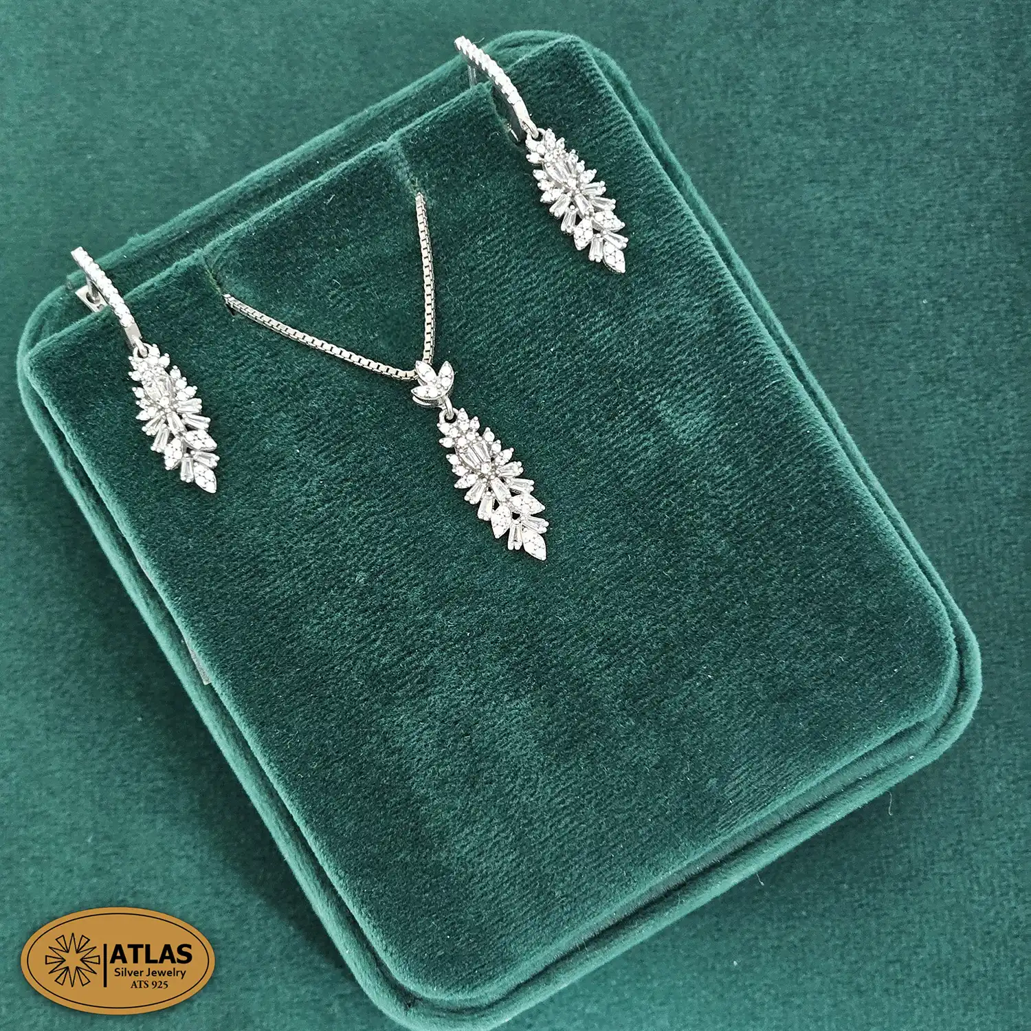 راهنمای خرید نیم ست نقره زنانه و دخترانه + نکات مهم 11 نیم ست نقره جواهری زنانه با نگین های برلیان و باگت 5.7 گرمی نقره اصل 925