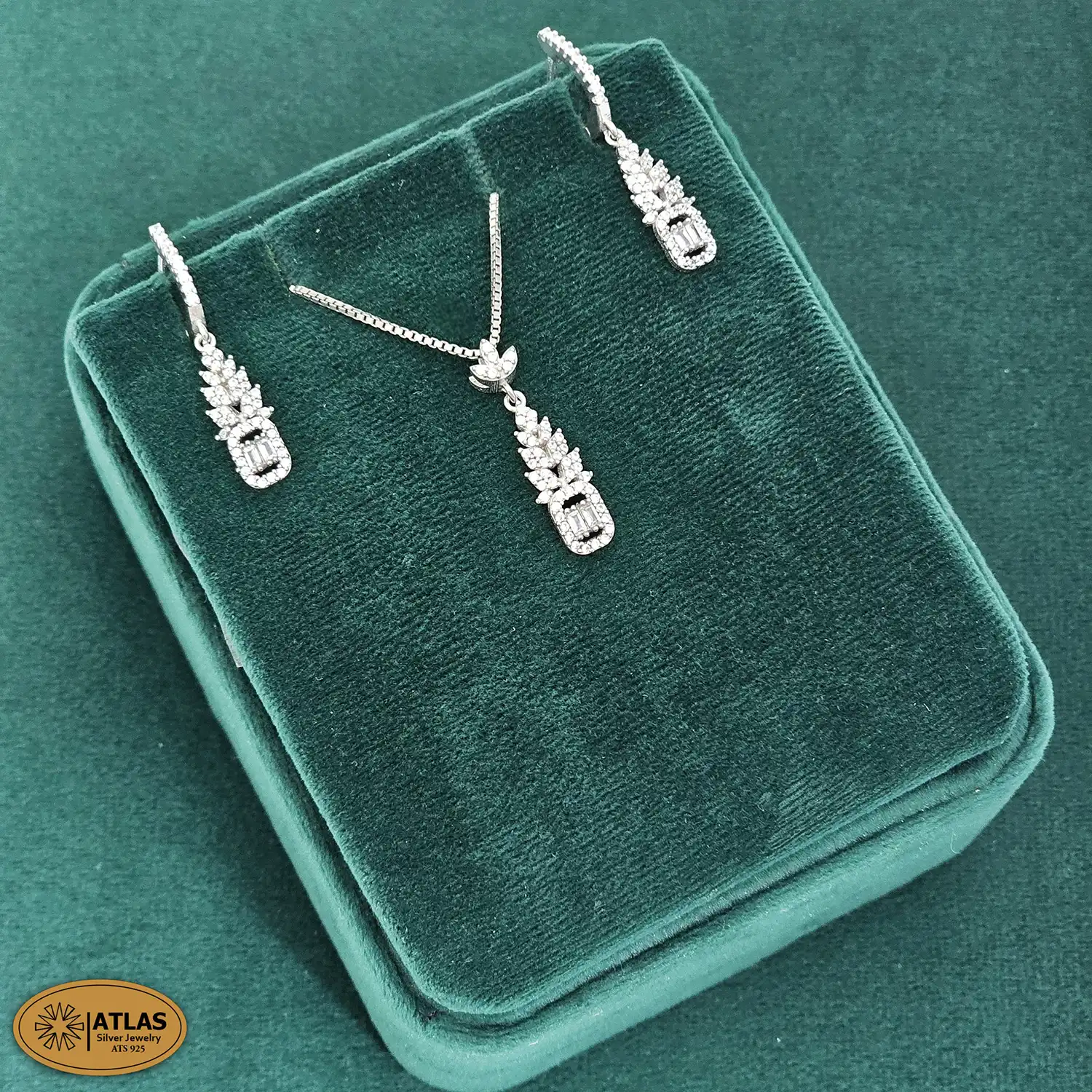 راهنمای خرید نیم ست نقره زنانه و دخترانه + نکات مهم 9 نیم ست نقره جواهری زنانه با نگین های برلیان و باگت 5.5 گرمی نقره اصل 925